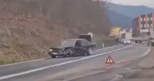 Tri osobe povrijeđene u sudaru automobila i kamiona, otežan saobraćaj na M-17 