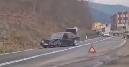 Tri osobe povrijeđene u sudaru automobila i kamiona, otežan saobraćaj na M-17 