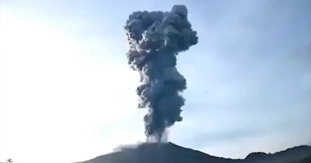 Počele su evakuaciju 3.000 stanovnika zbog erupcije vulkana Ibu