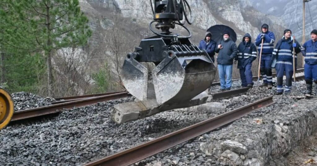 Počelo postavljanje pragova i šina na pruzi u Jablanici