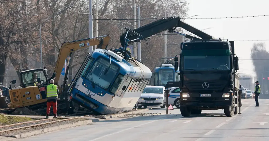 Bager udario u tramvaj s putnicima i prevrnuo ga