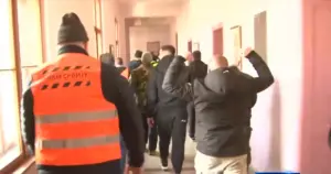 Demonstranti i poljoprivrednici razbili vrata   upali u zgradu općine u Srbiji: “Nećete kopati”