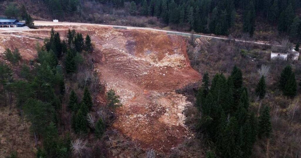 Ispod lokaliteta Curine njive-igralište vidljive promjene na pukotinama