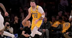 Dončić je debitovao za Lakerse, ali se nije proslavio. Imao je najlošiji učinak od svih startera