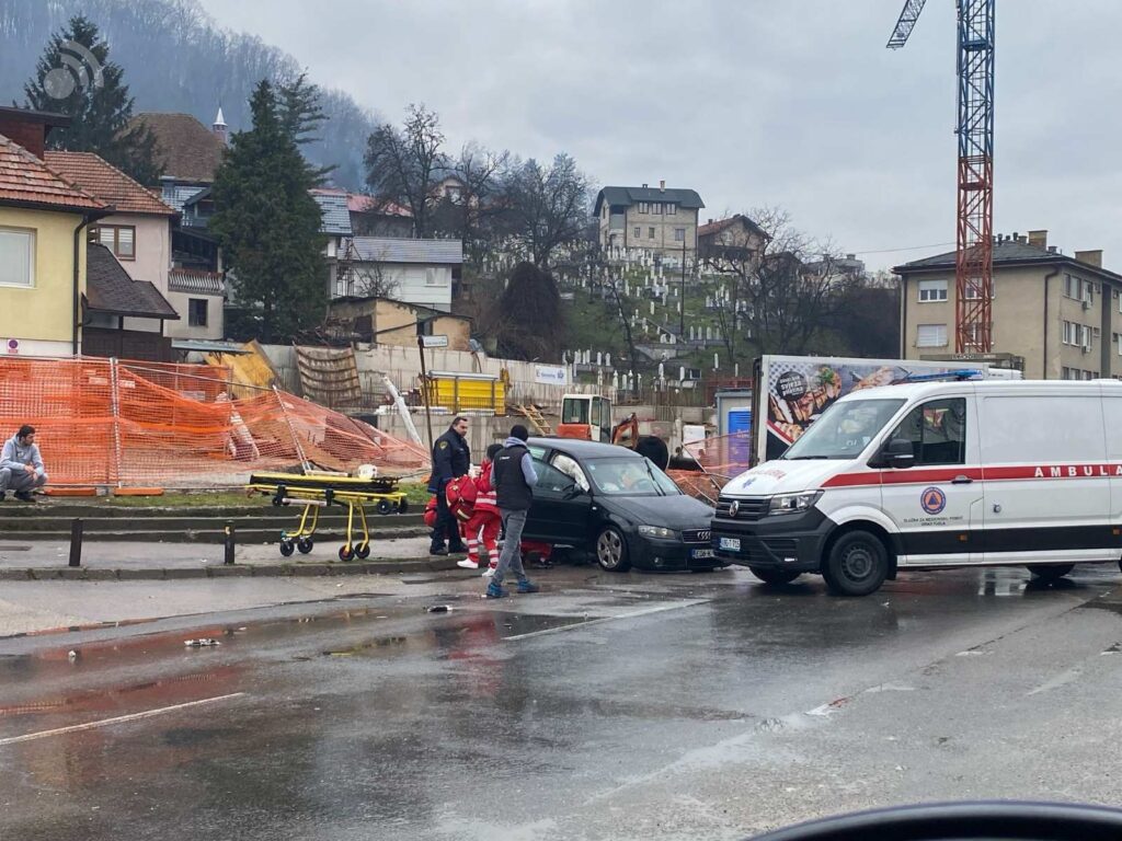 U teškom sudaru tri vozila u Tuzli poginula ženska osoba