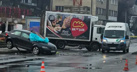 U teškom sudaru tri vozila u Tuzli poginula ženska osoba