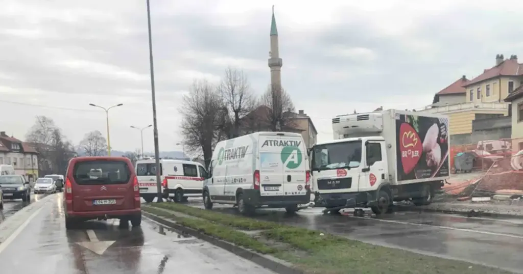 U teškom sudaru tri vozila u Tuzli poginula ženska osoba