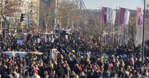 Zakrčen ulaz u Novi Sad: Tri mosta blokirana, studenti uz veliku buku pristižu sa svih strana