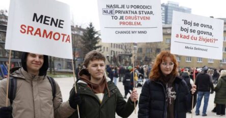 Više medijskih ekipa nego građana na protestu u Sarajevu: “Koliko još žena i djece treba biti udavljeno?”