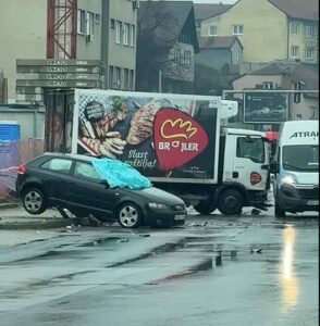 U teškom sudaru tri vozila u Tuzli poginula ženska osoba